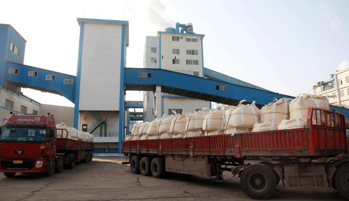 Fábrica de carbonato de sodio y camiones cargados