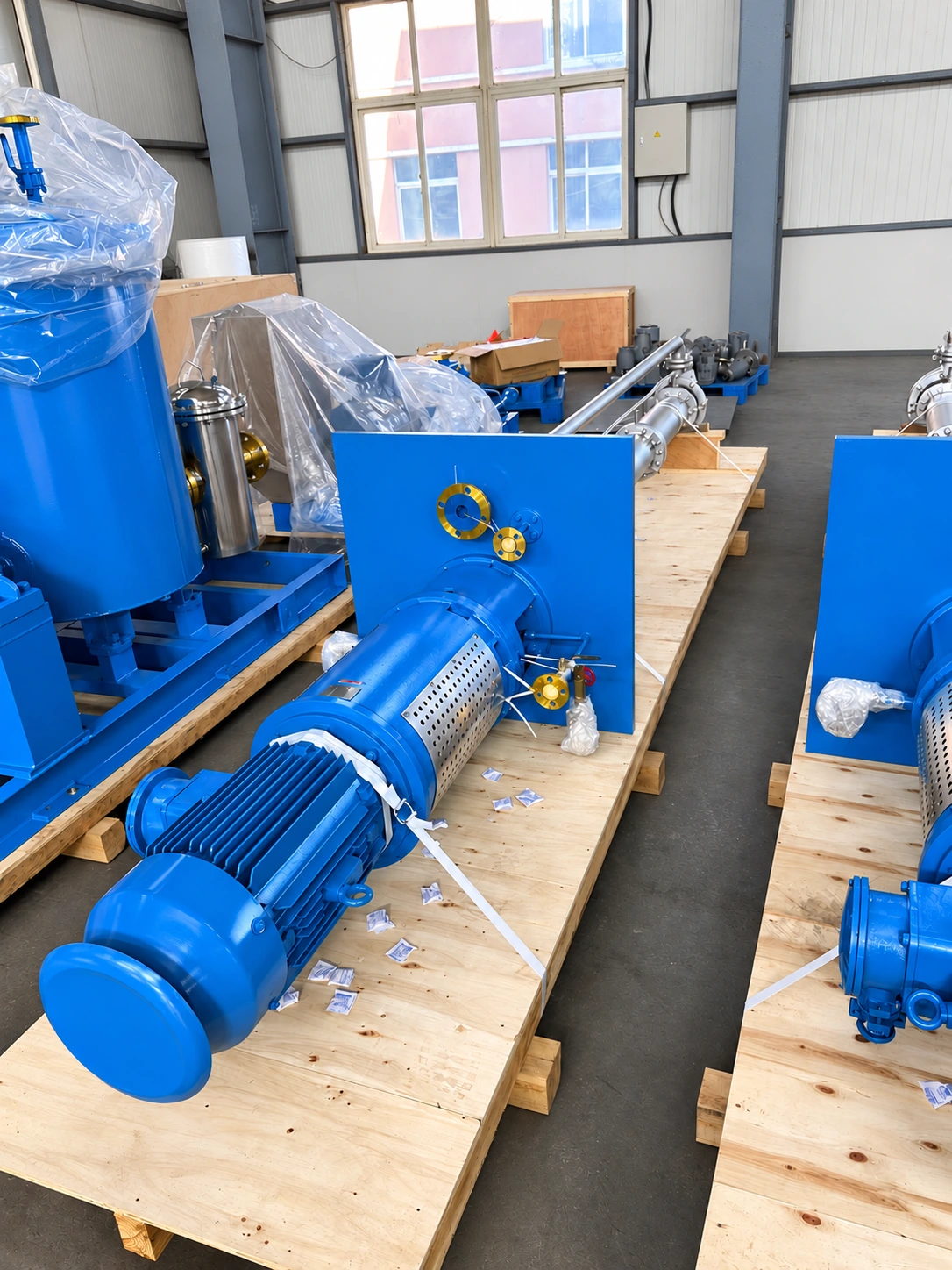 Conjunto de bomba azul y motor en el taller.